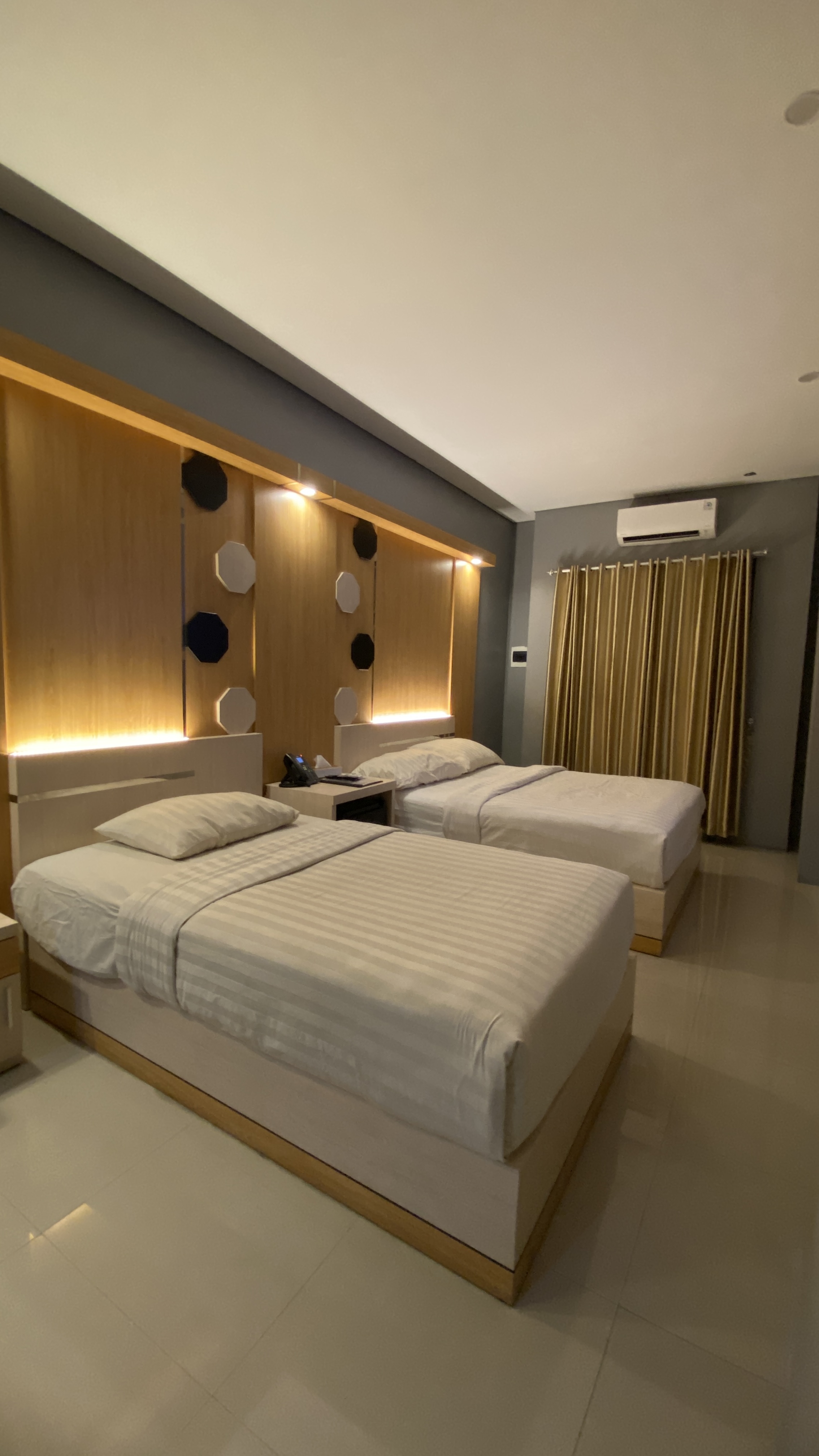 FamilyRoom-BathUp 1